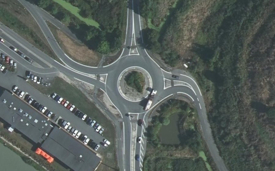 Vue aérienne du Rond-point anonyme n°308235356