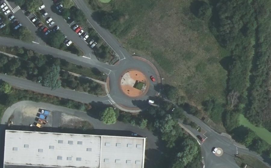 Vue aérienne du Rond-point anonyme n°308235359