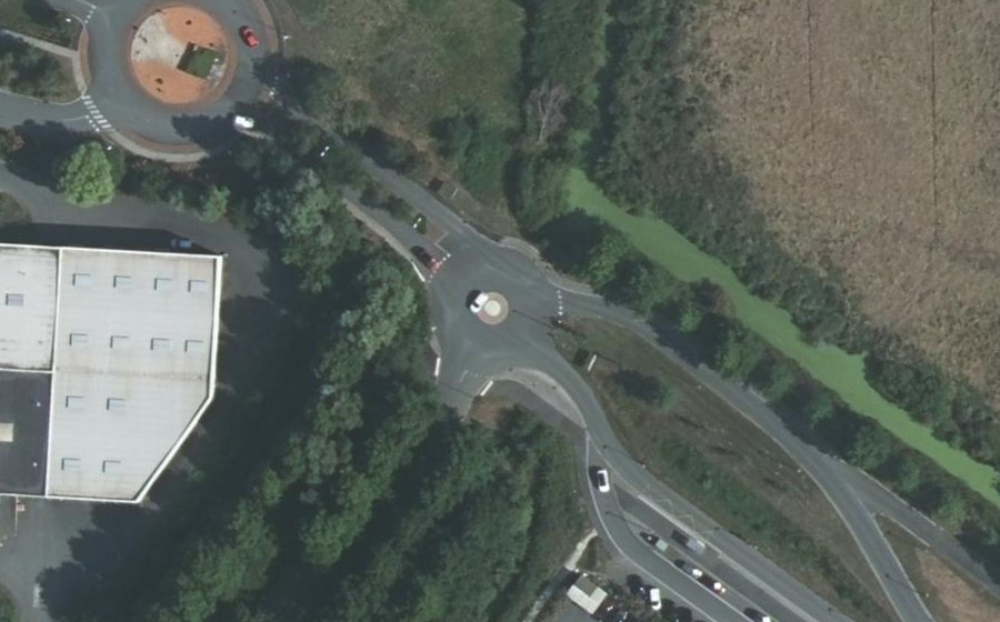 Vue aérienne du Rond-point anonyme n°308235365