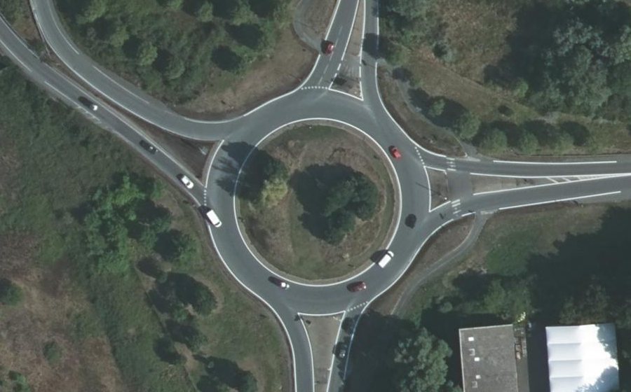 Vue aérienne du Rond-point anonyme n°308235595