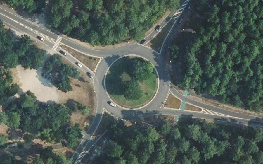 Vue aérienne du Rond-point anonyme n°30830347