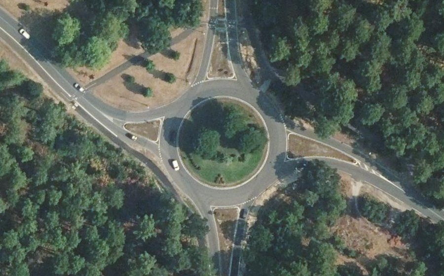 Vue aérienne du Rond-point anonyme n°30830474