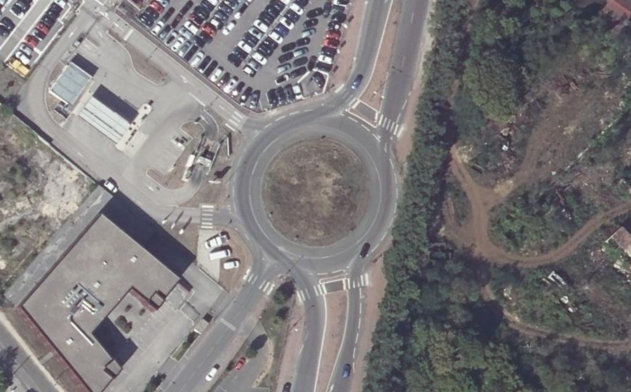 Vue aérienne du Rond-point anonyme n°308349566