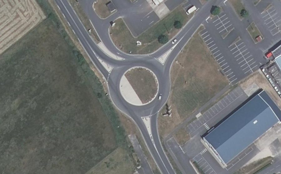 Vue aérienne du Rond-point anonyme n°308371716
