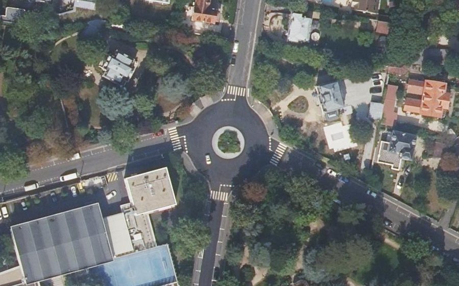 Vue aérienne du Rond-point anonyme n°308386972