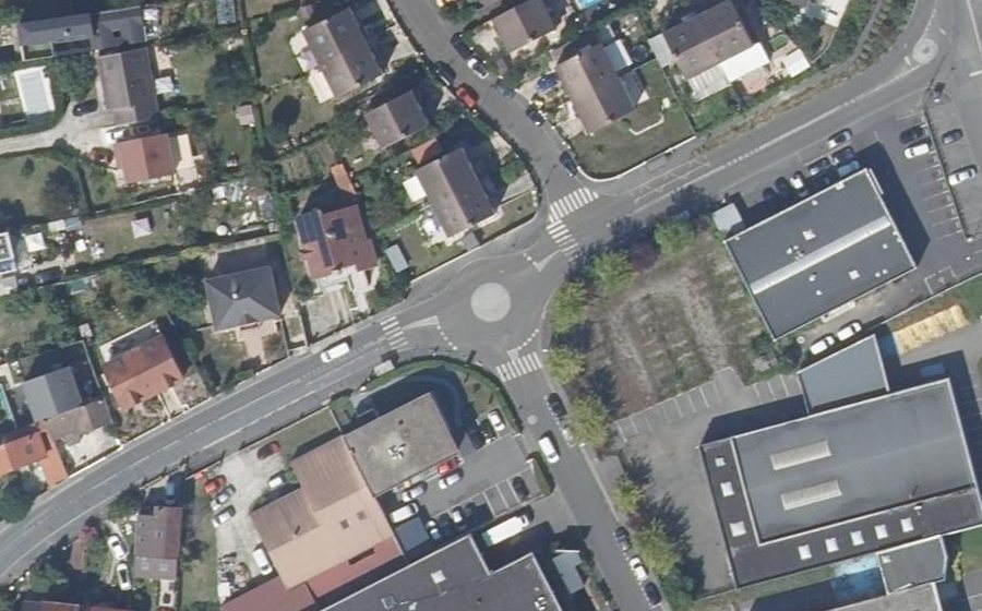 Vue aérienne du Rond-point anonyme n°308389757