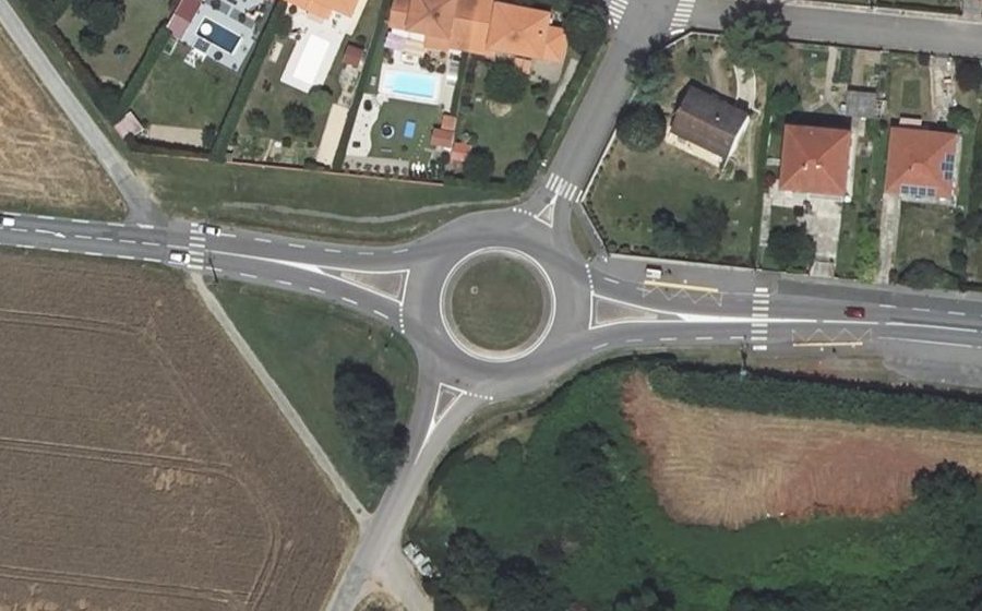 Vue aérienne du Rond-point anonyme n°308394742