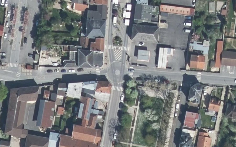 Vue aérienne du Rond-point anonyme n°308400485