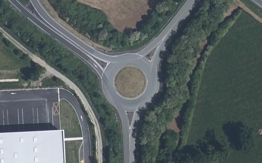 Vue aérienne du Rond-point anonyme n°30842726