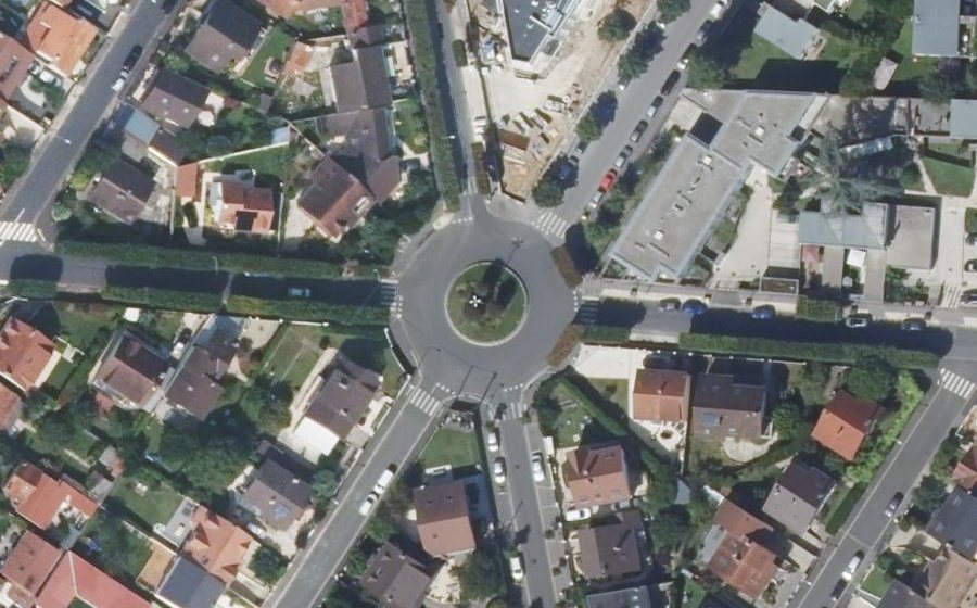 Vue aérienne du Rond-point anonyme n°30844722