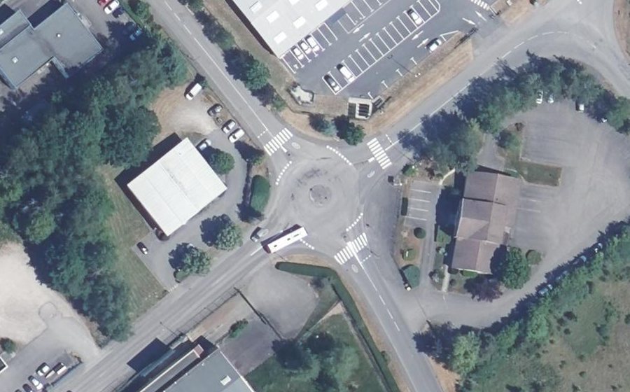 Vue aérienne du Rond-point anonyme n°308462422