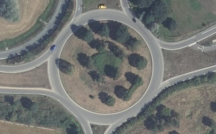 Vue aérienne du Rond-point anonyme n°30850309