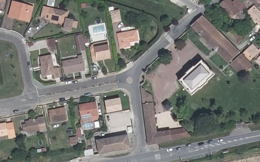 Vue aérienne du Rond-point anonyme n°30858732