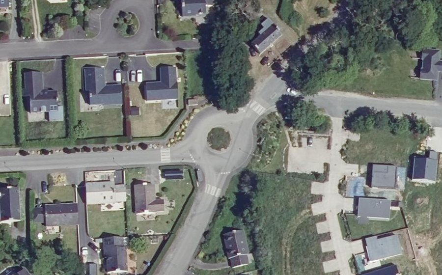 Vue aérienne du Rond-point anonyme n°308667621