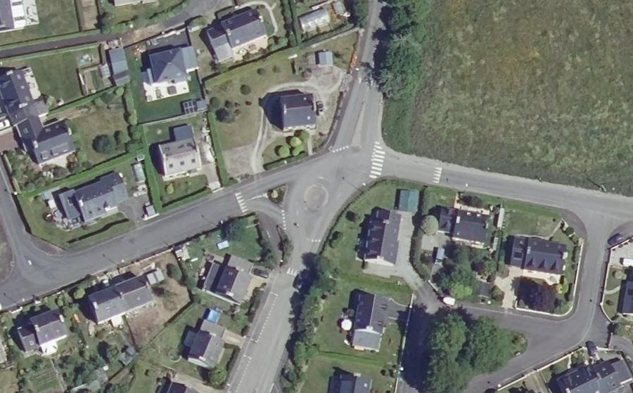 Vue aérienne du Rond-point anonyme n°308667622