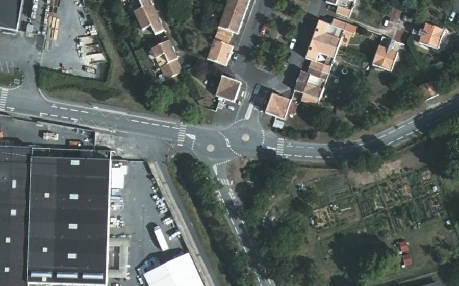 Vue aérienne du Rond-point anonyme n°308688011