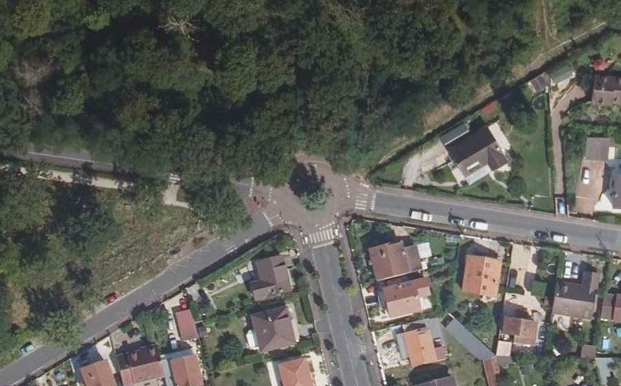 Vue aérienne du Rond-point anonyme n°308736960