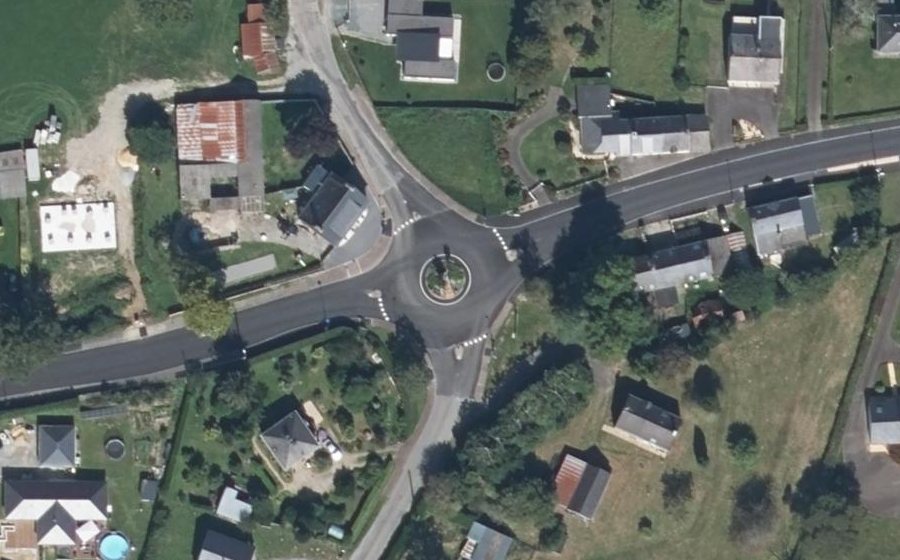 Vue aérienne du Rond-point anonyme n°308738544