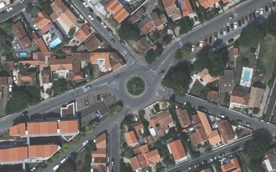 Vue aérienne du Rond-point anonyme n°308741328
