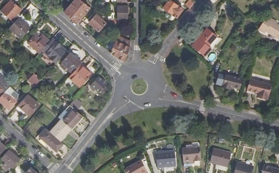 Vue aérienne du Rond-point anonyme n°308742028
