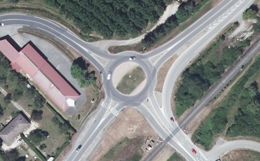 Vue aérienne du Rond-point anonyme n°308765362