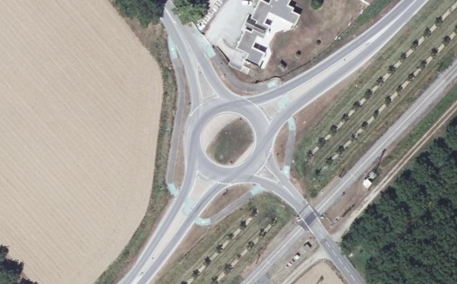 Vue aérienne du Rond-point anonyme n°308765363