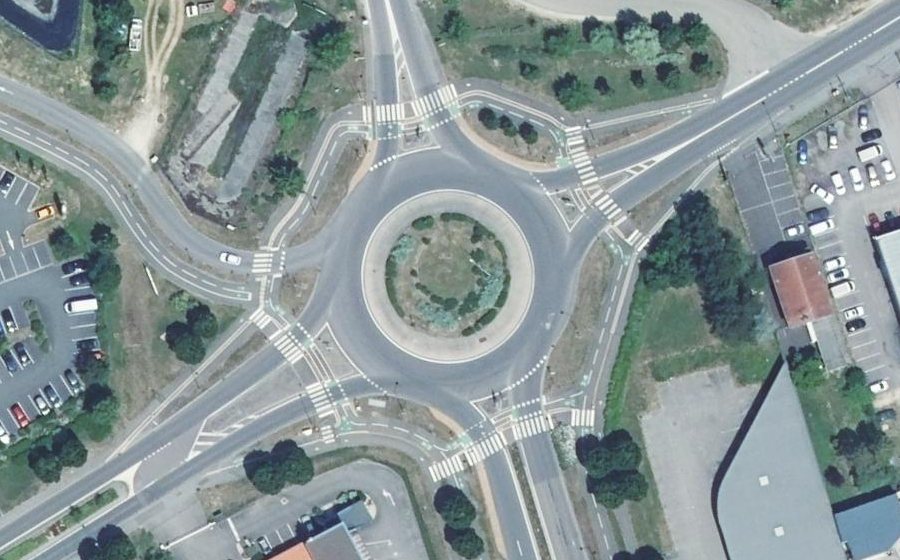 Vue aérienne du Rond-point anonyme n°308780835