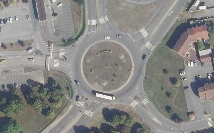 Vue aérienne du Rond-point anonyme n°30882893