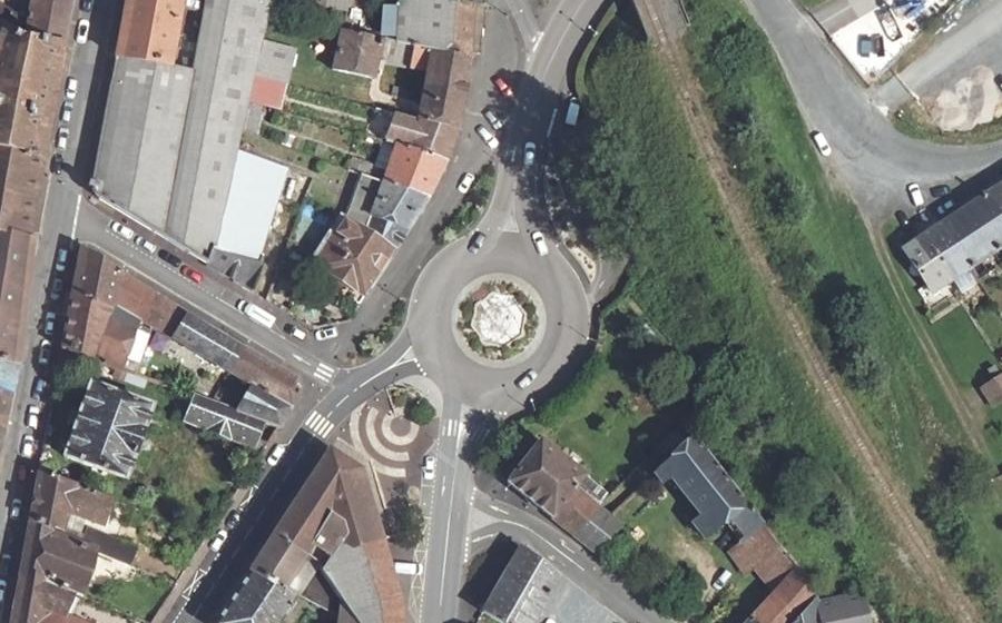 Vue aérienne du Rond-point anonyme n°30884827