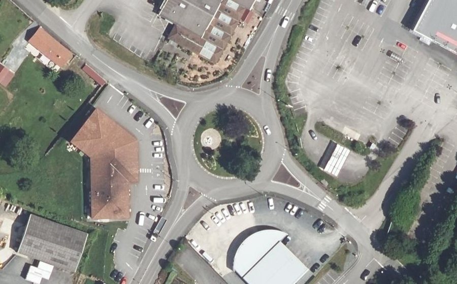 Vue aérienne du Rond-point anonyme n°30884830