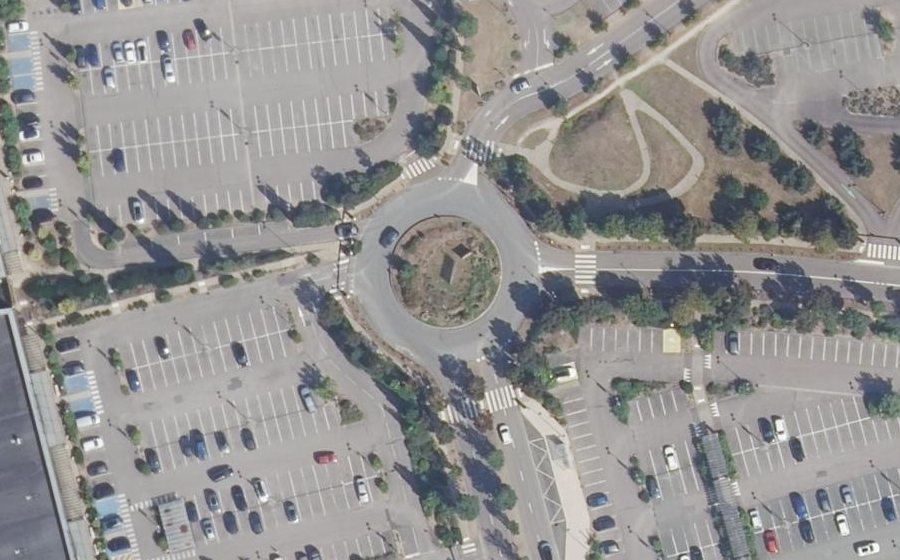 Vue aérienne du Rond-point anonyme n°30887722