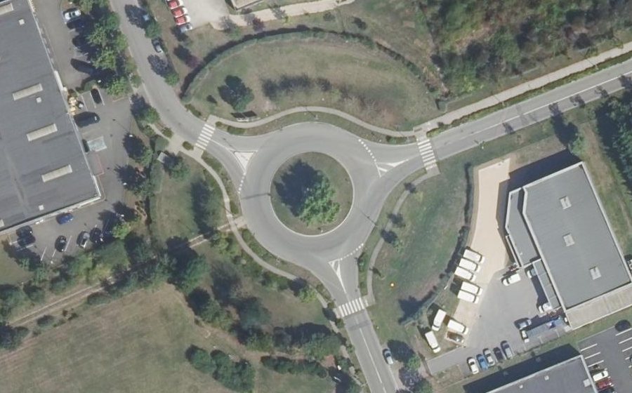 Vue aérienne du Rond-point anonyme n°30887746