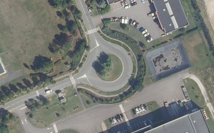 Vue aérienne du Rond-point anonyme n°30887747