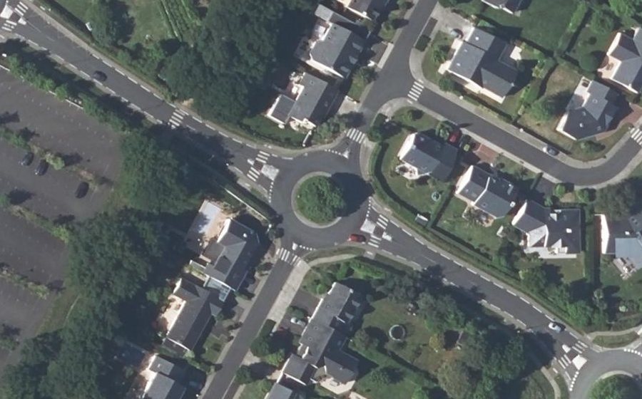 Vue aérienne du Rond-point anonyme n°30892793