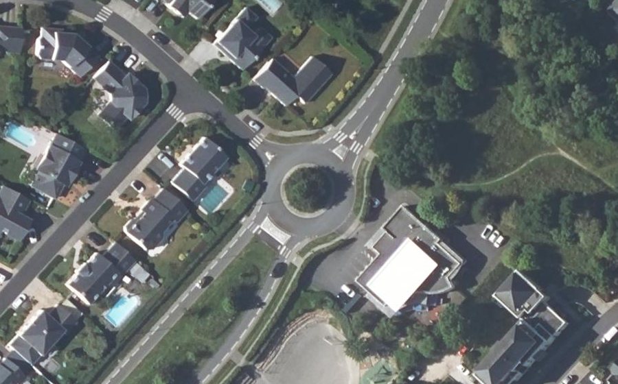 Vue aérienne du Rond-point anonyme n°30895926