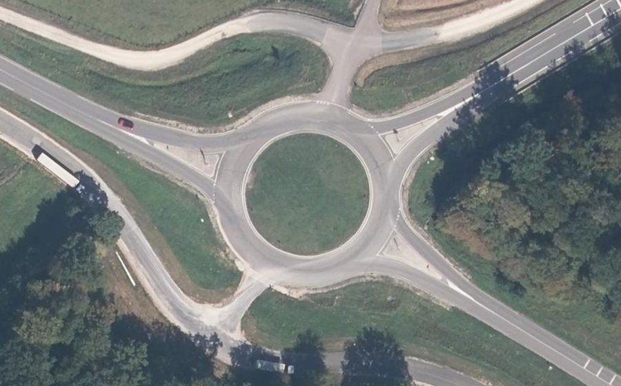 Vue aérienne du Rond-point anonyme n°308974701