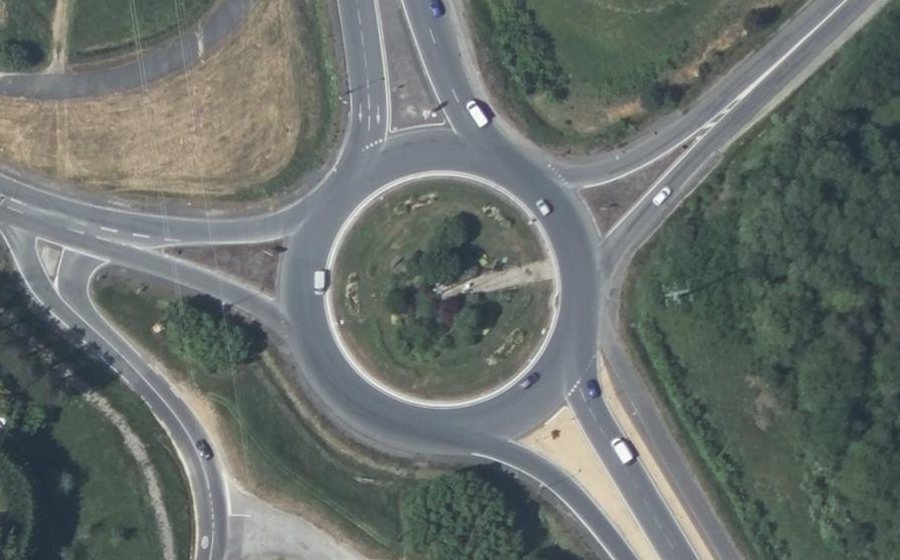 Vue aérienne du Rond-point anonyme n°30897979