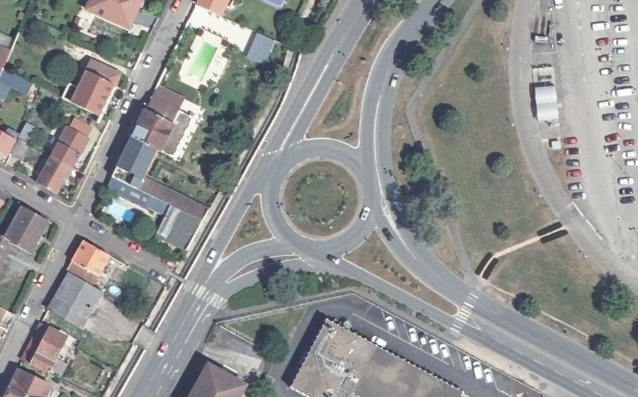 Vue aérienne du Rond-point anonyme n°30901616