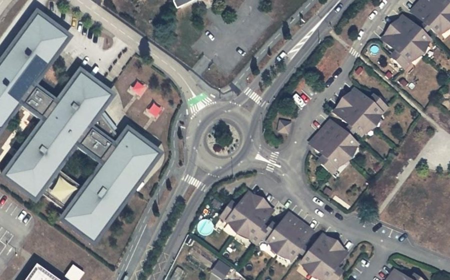 Vue aérienne du Rond-point anonyme n°30904394