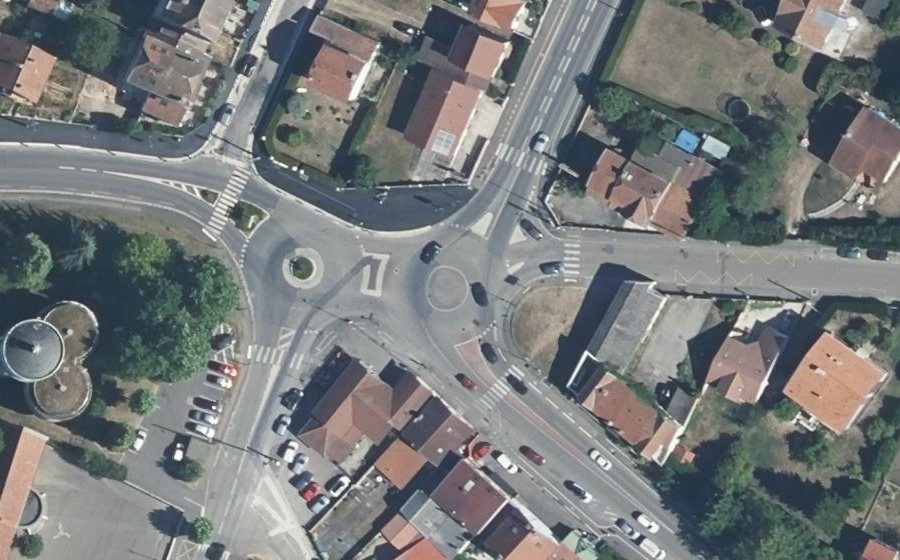 Vue aérienne du Rond-point anonyme n°309098368