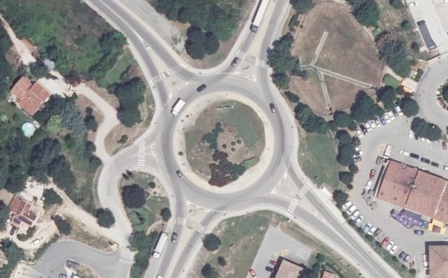 Vue aérienne du Rond-point anonyme n°30914068
