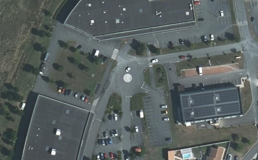 Vue aérienne du Rond-point anonyme n°309173156