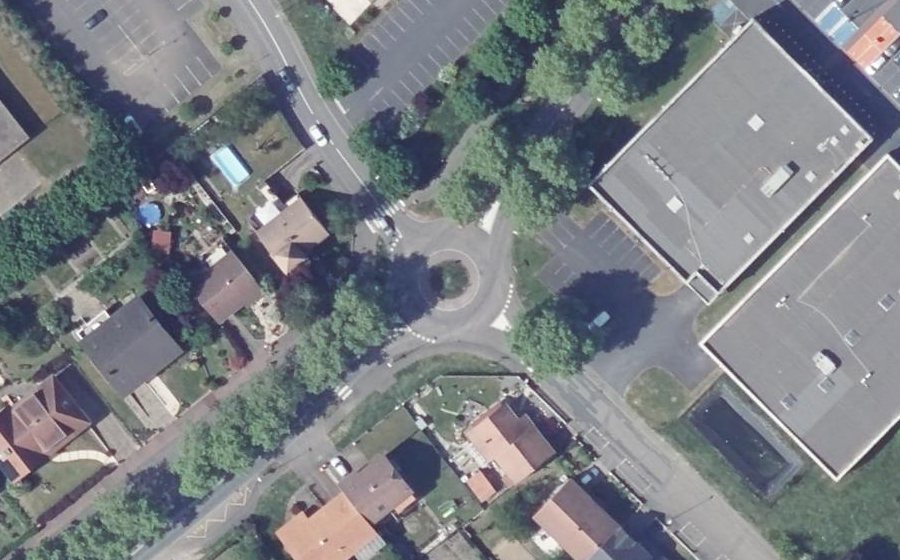 Vue aérienne du Rond-point anonyme n°30918935