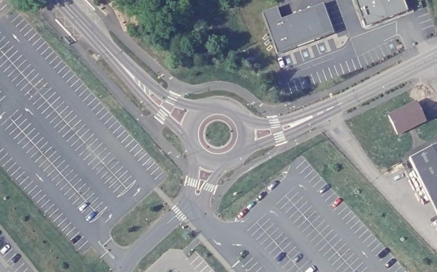 Vue aérienne du Rond-point anonyme n°30918940
