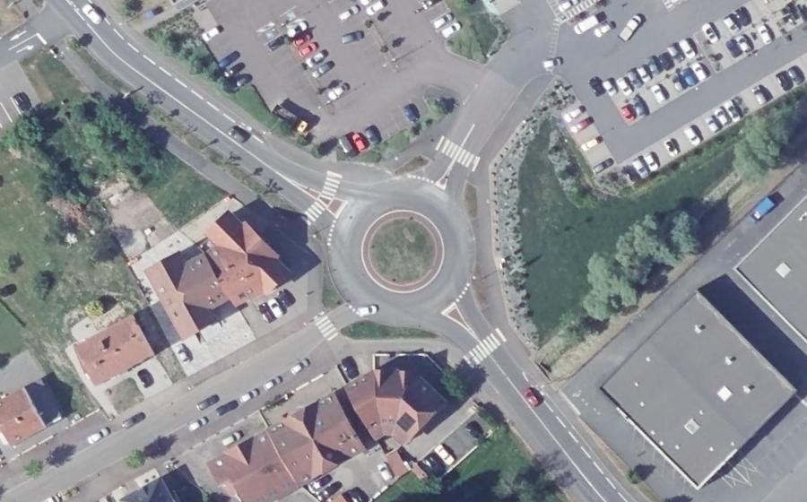 Vue aérienne du Rond-point anonyme n°30922772