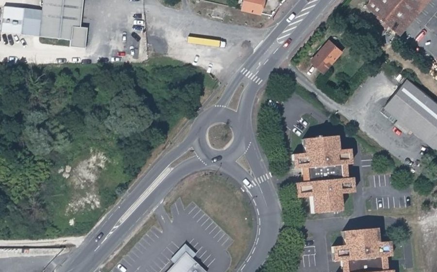 Vue aérienne du Rond-point anonyme n°309248737