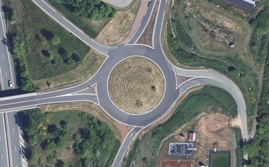 Vue aérienne du Rond-point anonyme n°30925279