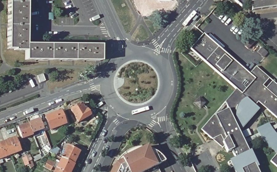 Vue aérienne du Rond-point anonyme n°309254823