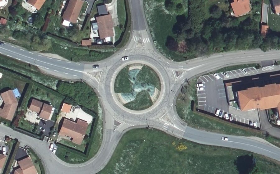 Vue aérienne du Rond-point anonyme n°30932337