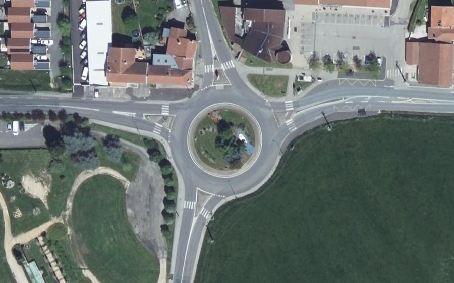 Vue aérienne du Rond-point anonyme n°30932343